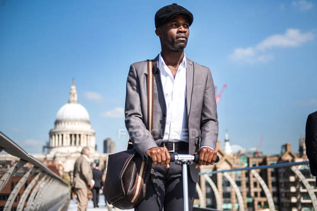 Бізнесмен на скутер, міст Міленіум, Лондон, Великобританія — стокове фото