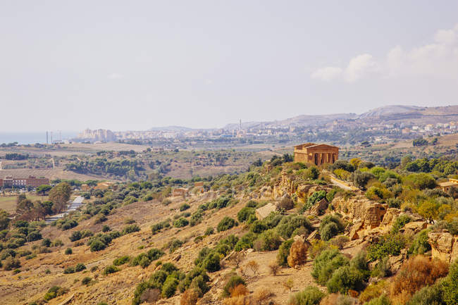 Vista elevada del templo de la colina en el paisaje siciliano, Italia - foto de stock
