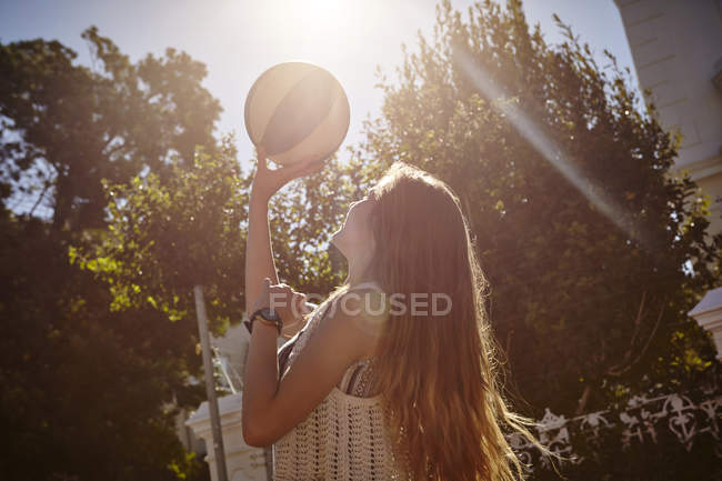 Teenage girl throwing ball in street, Cape Town, South Africa — Stock Photo