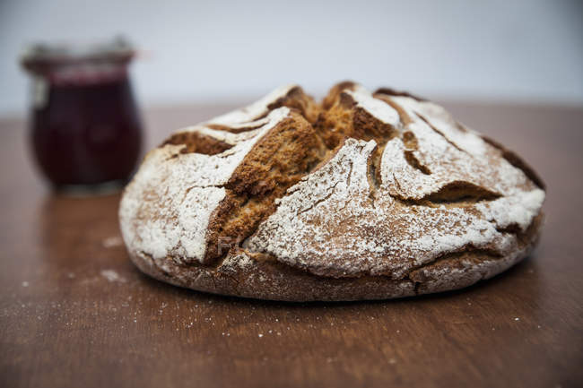 Ржаной хлеб и джем на деревянном столе — стоковое фото