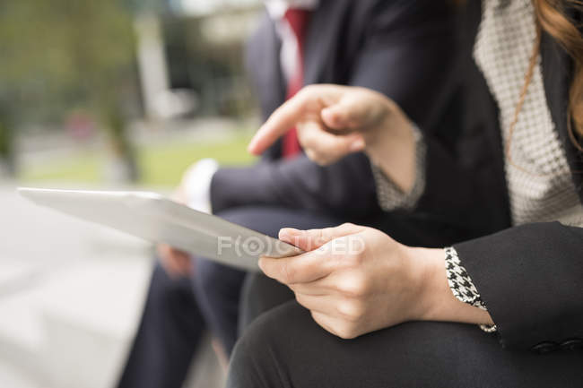Vista cortada de empresários usando tablet digital — Fotografia de Stock