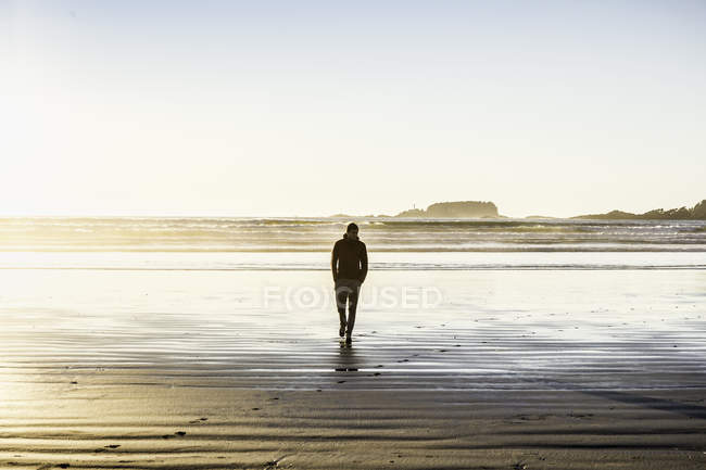 Homem passeando em Long Beach, Pacific Rim National Park, Vancouver Island, British Columbia, Canadá — Fotografia de Stock