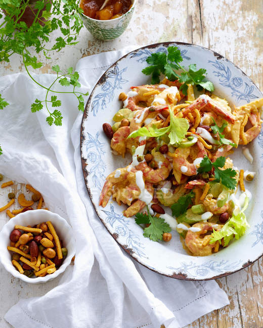 Assiette de crevettes rôties avec salade et persil — Photo de stock