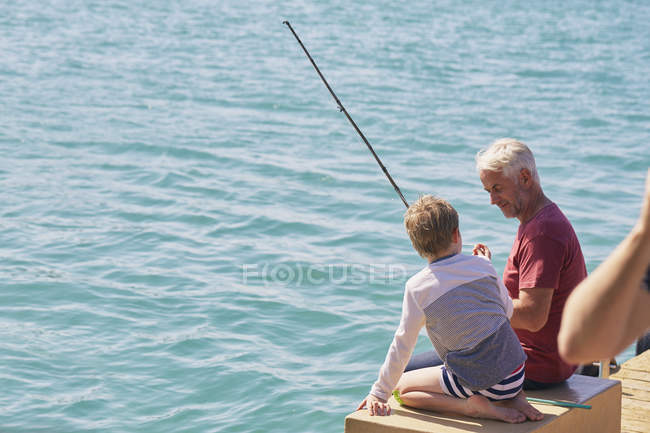 Avô e neto pescando no terraço para banhos de sol, Kraalbaai, África do Sul — Fotografia de Stock