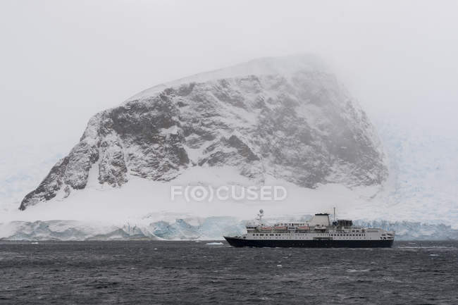 Snow covered mountain and sea with ship, Neko harbor, Antarctica — Stock Photo