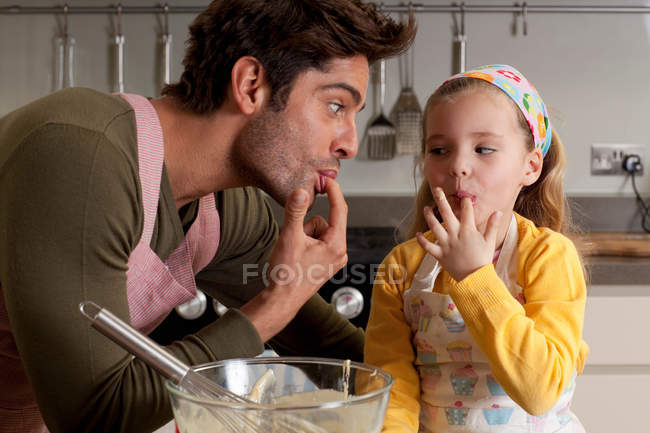 Отец и дочь готовят — стоковое фото