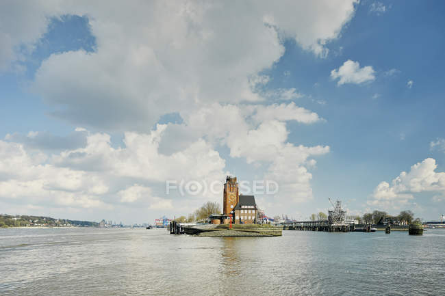Farol da Torre de Vigia na península do rio Elba, Hamburgo, Alemanha — Fotografia de Stock