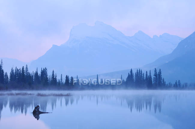 Vermilion lake with Mount Rundle in background — Stock Photo