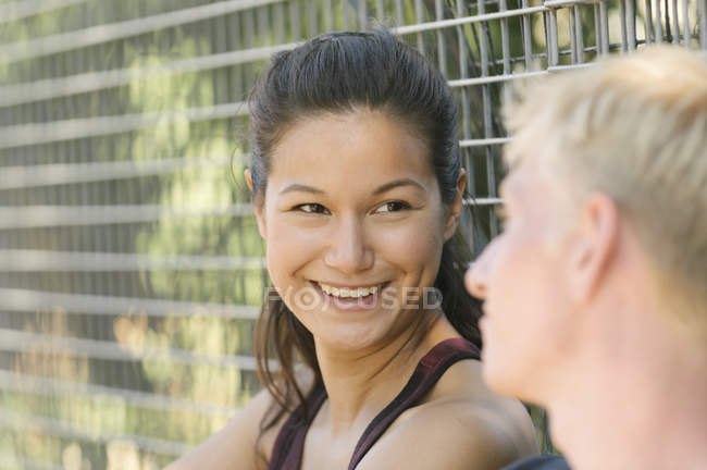 Couple parlant par clôture métallique — Photo de stock