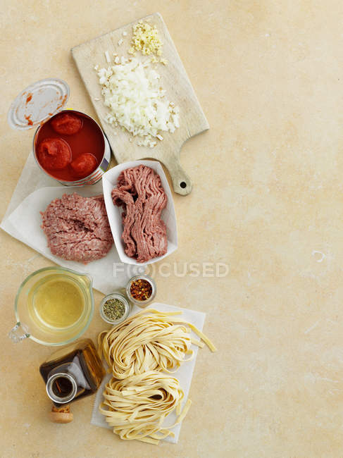 Pasta cruda e carne in tavola — Foto stock