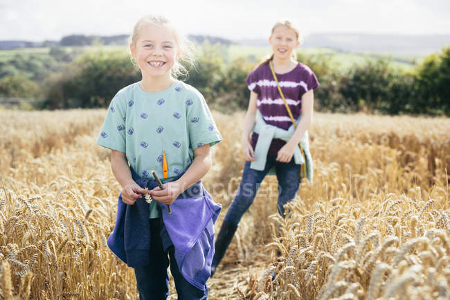 Two girls in country field smiling — Stock Photo