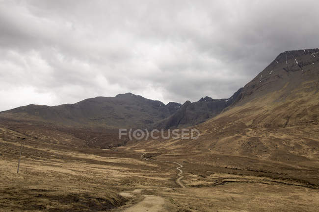 Berglandschaft unter bedecktem Himmel, Hebriden, Schottland — Stockfoto