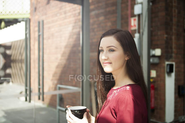 Femme d'affaires prenant un café dans un café — Photo de stock