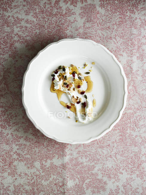 Сливки с семенами и медовый десерт на тарелке — стоковое фото