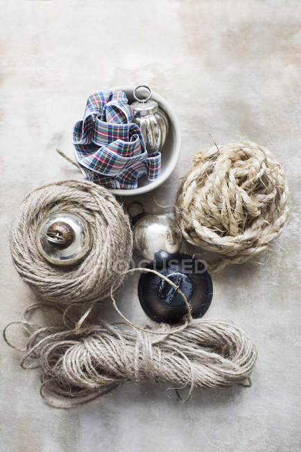 Вид зверху Котушки струнної мотузки на бежевому стільниці — стокове фото