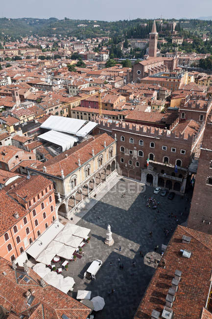 Luftaufnahme des Altstadtplatzes von Verona im Sonnenlicht — Stockfoto