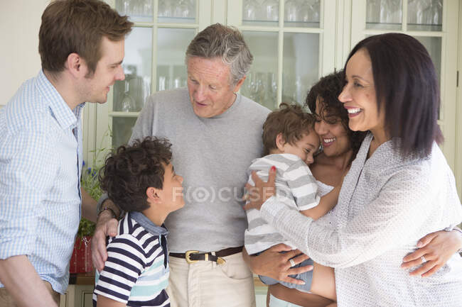 Família sendo recebida pelos avós em visita familiar — Fotografia de Stock