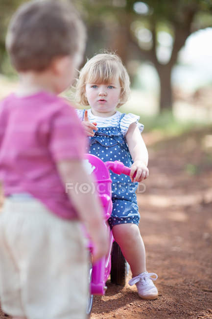 Toddlers playing on dirt road — Stock Photo