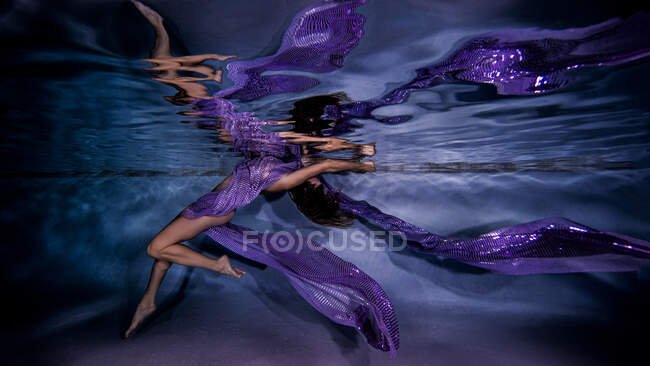 Mulher madura drapeado em tecido puro, vista subaquática — Fotografia de Stock