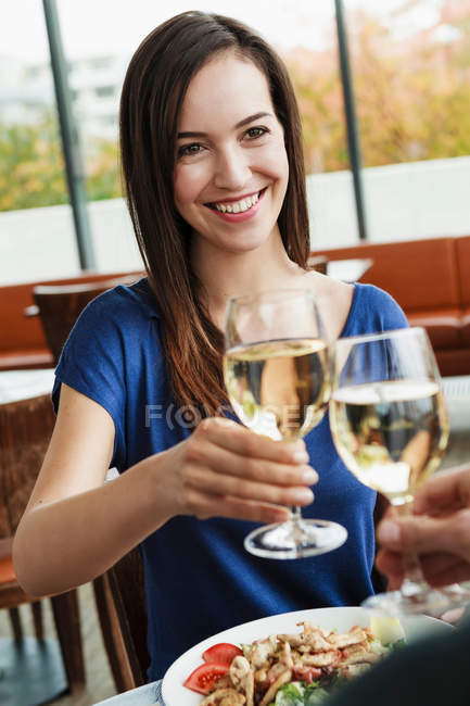 Couple toasting each other at cafe — Stock Photo