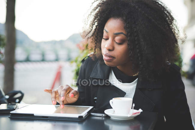 Jovem mulher usando tablet digital no café calçada, Lago de Como, Como, Itália — Fotografia de Stock