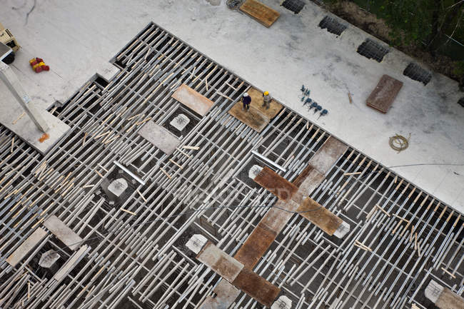 Vista aérea do canteiro de obras com construtores — Fotografia de Stock