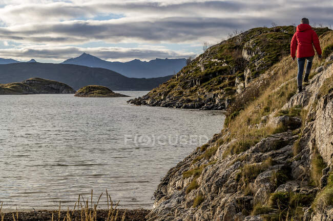 Woman hiking on Sommaroy Island in autumn, Arctic Norway — Stock Photo