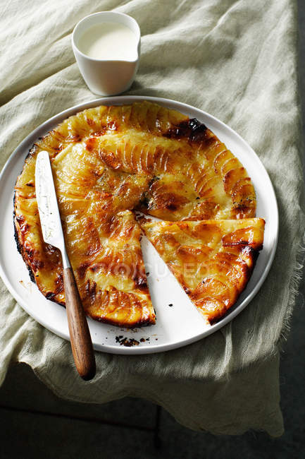 Тарелка фруктового пирога со сливками — стоковое фото