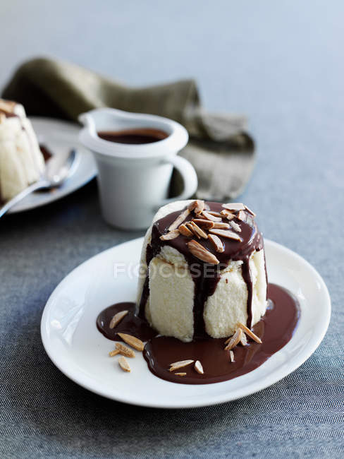 Eis mit Schokoladensauce und Nüssen — Stockfoto