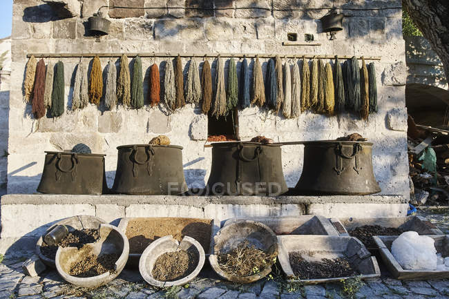 Rows of old traditional textiles and bowls, Cappadocia, Anatolia,Turkey — Stock Photo