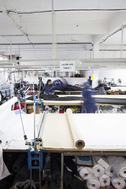 Trabajadoras de fábrica ocupadas preparando textiles en fábrica de ropa - foto de stock