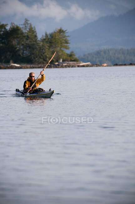 Kayaker in still lake — Stock Photo