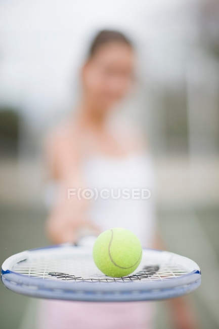 Bola de tênis equilibrada em raquete, visão de close-up, foco seletivo — Fotografia de Stock