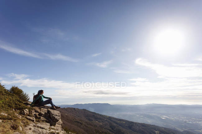 Escursionista con vista dalla cima della collina, Montseny, Barcellona, Catalogna, Spagna — Foto stock