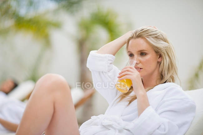 Женщина отдыхает в спа-салоне на шезлонге — стоковое фото