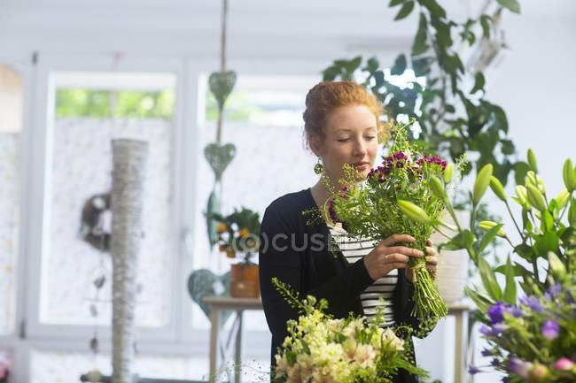 Fiorista donna selezione fiori nel negozio — Foto stock