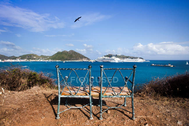 Порожня оглядова лавка з видом на море та острів — стокове фото