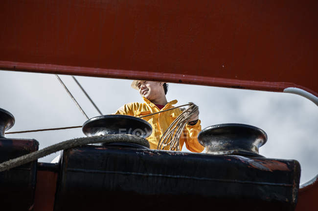 Câbles de fixation des travailleurs aux postes d'amarrage à bord d'un pétrolier — Photo de stock