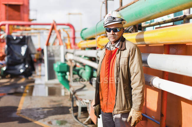 Trabalhador em pé na plataforma de petróleo — Fotografia de Stock