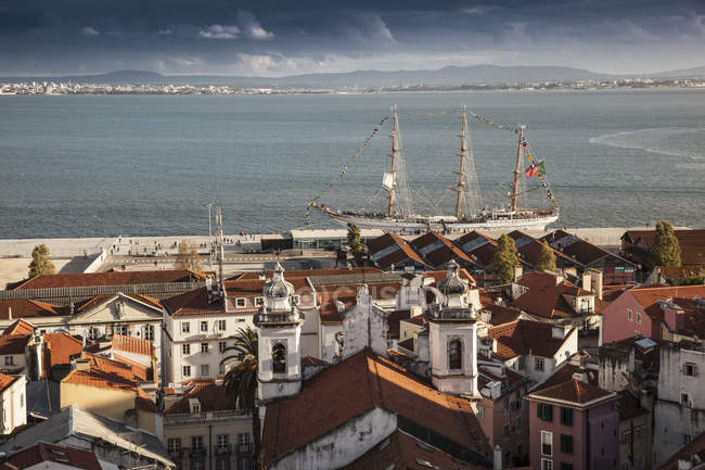 Vista sulla città e sul mare, Lisbona, Portogallo — Foto stock