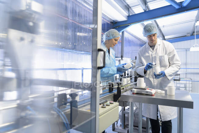 Travailleurs sur la chaîne de production dans l'usine pharmaceutique — Photo de stock