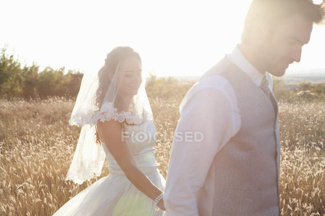 Couple nouvellement marié marchant à l'extérieur — Photo de stock