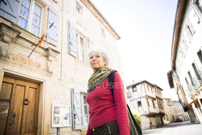 Donna in strada che distoglie lo sguardo. Bruniquel, Francia — Foto stock