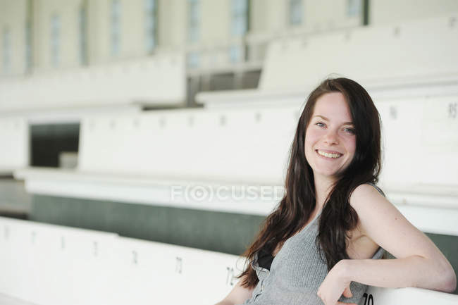 Smiling woman sitting on bench — Stock Photo