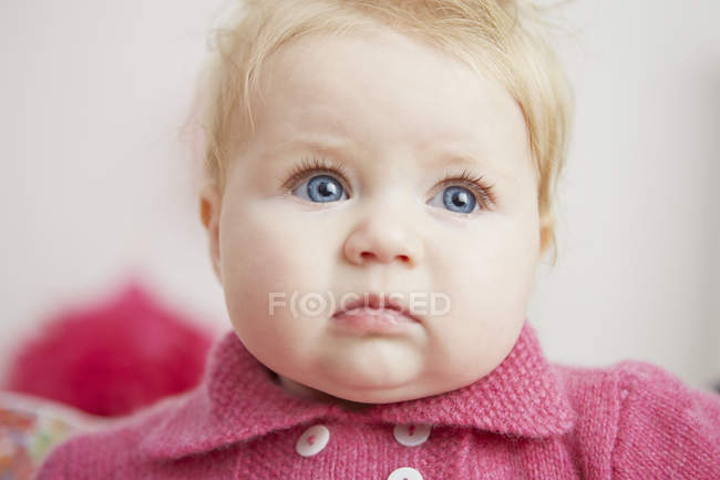Portrait de bébé fille, aux yeux bleu vif, gros plan — Photo de stock