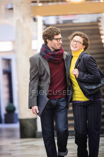 Couple marchant ensemble à l'intérieur — Photo de stock