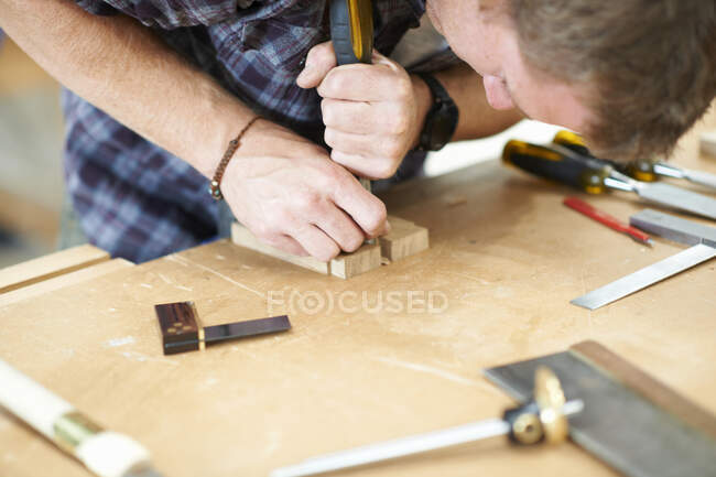 Homme travaillant dans un atelier de menuiserie, gros plan — Photo de stock