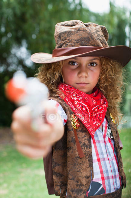 Ragazza in cappello da cowboy con pistola giocattolo — Foto stock