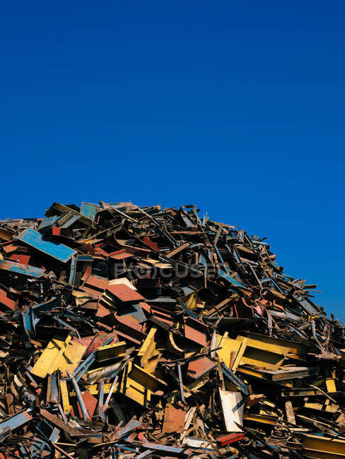Sucata de metal empilhada em ferro-velho — Fotografia de Stock