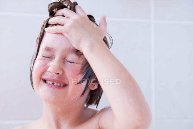 Mädchen wäscht ihr Gesicht in der Badewanne — Stockfoto